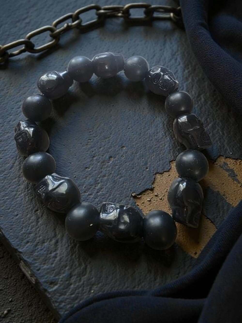 Handmade Styleandstone Black Carved Skull Stretch Bracelet